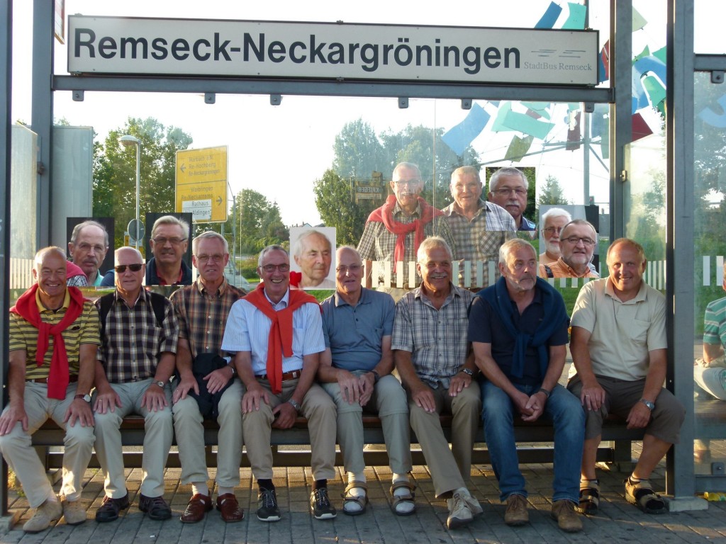 10 Jedermänner an der U-Bahn-Haltestelle in N'gröningen. 6 Jedermänner wurden eingefügt.